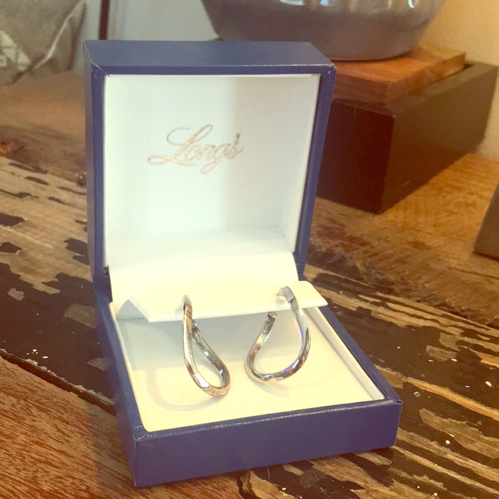18K White Gold Curves Hoops